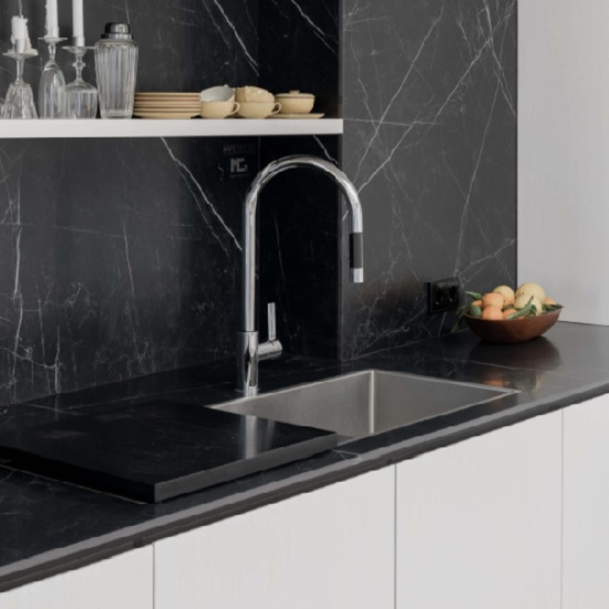una cocina con revestimiento Sapienstone Dark Marquina