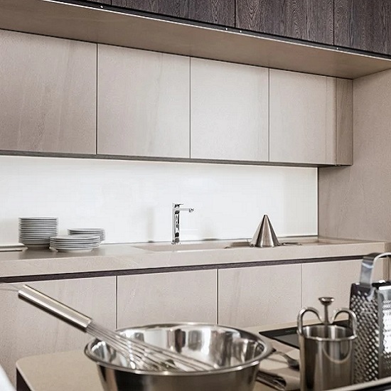 una cocina con encimera Xtone Aged Clay 2cm grosor