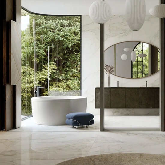 un baño con encimera Xtone Calacatta Antico en los suelos