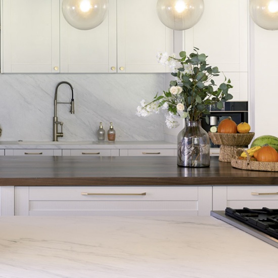 una cocina con encimera Xtone Calacatta Antico y frente haciendo juego