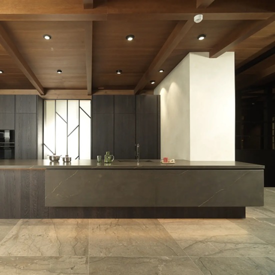 una isla con Xtone Calatorao en una cocina elegante