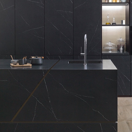 un isla con cascada Xtone Liem Black en una cocina negra