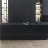 una cocina con encimeras escalones en escalera Xtone Liem Black