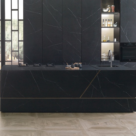 una cocina con encimeras escalones en escalera Xtone Liem Black