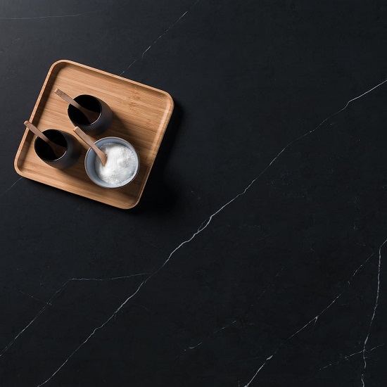 primer plano de la encimera Xtone Liem Black acabado silk