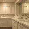un baño con encimeras de terazo beige con motas Mimosa