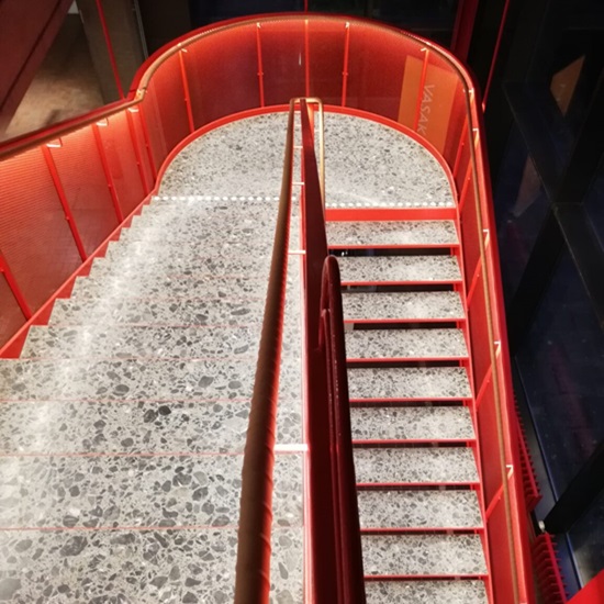 escalera y azulejos terrazo gris claro y oscuro Palladio Laguna