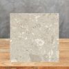 muestra terrazo beige con mármol blanco Perlato Royal