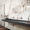 Baño con revestimiento pared en Coverlam Capraia