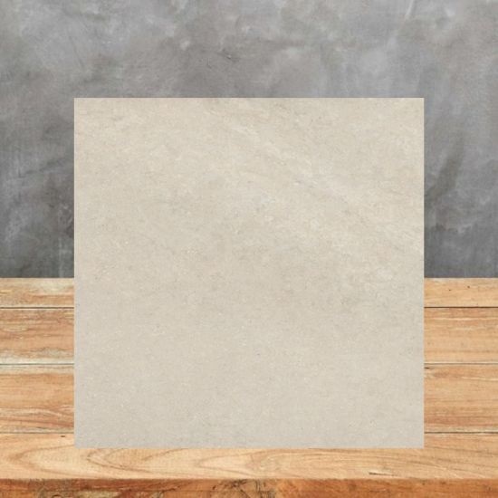 Muestra cuadrada de Arklam Bateig Verona beige con vetas sutiles sobre mesa de madera.