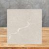 Muestra de encimera Arklam Gris Levante beige con vetas naturales para cocinas en Málaga.
