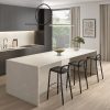 Cocina moderna con encimera Arklam Gris Levante en isla y gabinetes negros en Málaga.