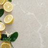 Encimera Arklam Gris Levante decorada con limones y elementos botánicos para cocinas en Málaga.