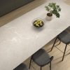 Isla de cocina con encimera Arklam Gris Levante y accesorios frutales en Málaga.