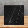 Muestra de encimera Arklam Negro Marquina negra con vetas blancas para diseños en Málaga.