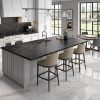 Cocina integral con encimera Arklam Negro Marquina y gabinetes blancos en Málaga.