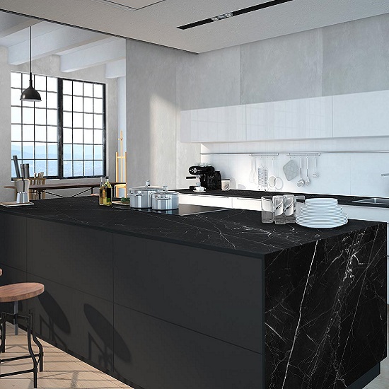 Isla de cocina moderna con encimera Arklam Negro Marquina en Málaga, diseño industrial con iluminación.