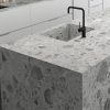 Isla con fregadero en encimera Arklam Amsterdam Grey, grifo negro y gabinetes blancos, ideal para espacios en Málaga
