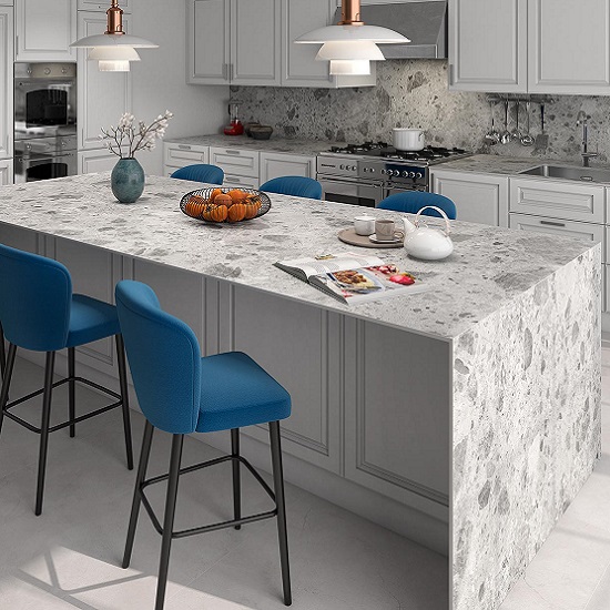 Isla de comedor con encimera Arklam Amsterdam Grey, taburetes azules y decoración, resistente para cocinas en Málaga