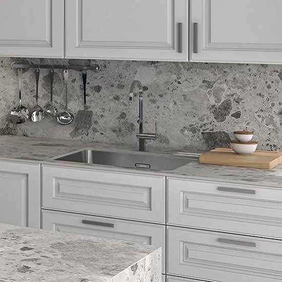 Encimera de cocina Arklam Amsterdam Grey con utensilios colgantes y fregadero, superficie resistente para cocinas en Málaga