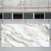 Muestra de losa Arklam Calacatta Paonazzo mate, textura detallada con vetas doradas, comprar ahora en Fuengirola Málaga.