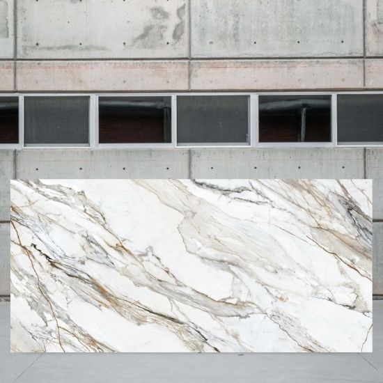 Muestra de losa Arklam Calacatta Paonazzo mate, textura detallada con vetas doradas, comprar ahora en Fuengirola Málaga.