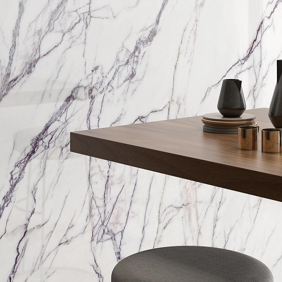 Mesa flotante de Arklam Lilac blanca veteada con tazas y jarra en entorno neutro.