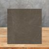 Muestra de encimera Arklam Pulpis Natural Silk marrón con vetas suaves para diseños en Málaga.