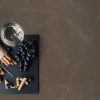 Encimera Arklam Pulpis Natural Silk decorada con aperitivos y vino para cocinas en Málaga.