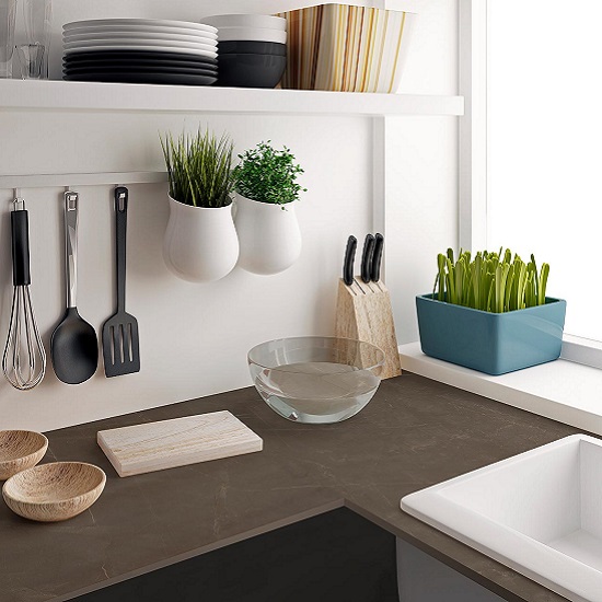 Encimera Arklam Pulpis Natural Silk en cocina con accesorios y plantas para diseños en Málaga.
