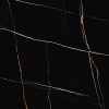Textura detallada de superficie sinterizada Arklam Sahara Noir negra con vetas doradas para encimeras en Málaga.
