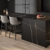 Isla de cocina con encimera Arklam Sahara Noir negra y vetas doradas en Málaga.