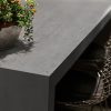 Superficie Neolith Beton Málaga con planta decorativa, textura gris resistente en cocina.