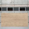 Losa grande de Arklam Arcane Camel madera camel en entorno industrial interior.