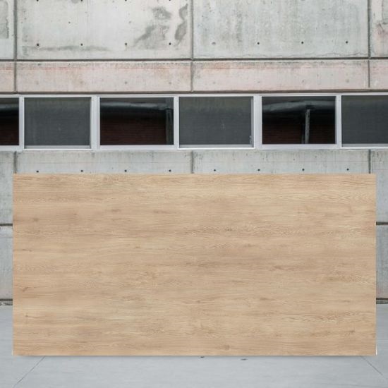 Losa grande de Arklam Arcane Camel madera camel en entorno industrial interior.