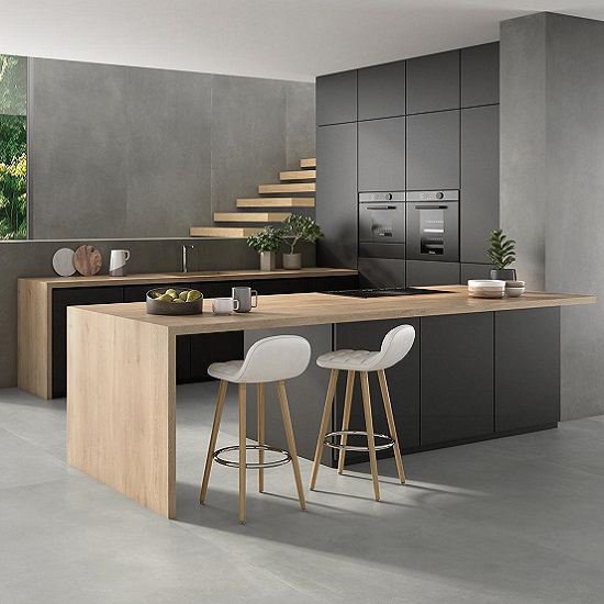 Isla de cocina Arklam Arcane Camel madera con taburetes tejidos, revista y gabinetes blancos.