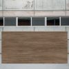 Losa grande de Arklam Canada madera marrón en entorno industrial interior.