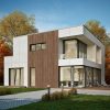 Fachada de casa moderna con revestimiento Arklam Canada en tono madera marrón, balcón de vidrio y jardín verde.