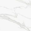Textura detallada de encimera sinterizada Arklam Estatuario blanca con vetas para aplicaciones en Málaga.