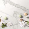 Encimera Arklam Estatuario decorada con macarons y flores para cocinas en Málaga.