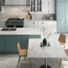 Cocina integral con encimera Arklam Estatuario y gabinetes azules en Málaga.