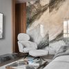 Sala con pared Arklam Invisible Grey veteada, sillón gris y sofá en diseño contemporáneo.