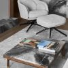Mesa de centro Arklam Invisible Grey gris veteada con libros y alfombra en sala moderna.