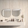 Baño moderno con revestimientos Arklam Nativa Beige Natural 12 mm y accesorios en Málaga.