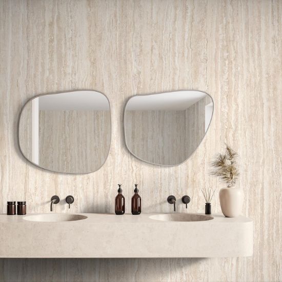 Baño moderno con revestimientos Arklam Nativa Beige Natural 12 mm y accesorios en Málaga.