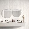 Baño de lujo con revestimientos Arklam Nativa White Natural 12 mm en Málaga, lavabos y grifería negra.