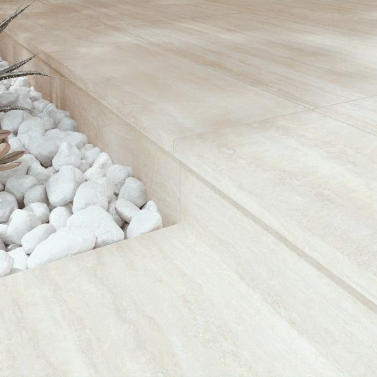 Suelo y escalón con Arklam Nativa White Natural 12 mm en Málaga, decorado con piedras y vegetación.
