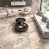 Suelo y revestimiento Arklam Patagonia Gold en sala de estar moderna con mobiliario beige para diseños en Málaga.