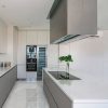 Encimera Arklam Pure Super White con fregadero integrado en cocina gris para Málaga.