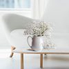 Encimera Arklam Pure Super White decorada con flores blancas para interiores en Málaga.